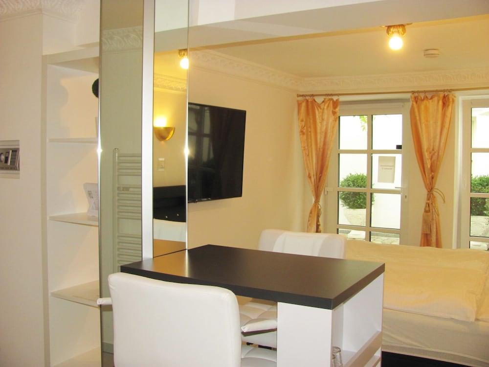 City Double Room, Private Bathroom, Courtyard View (2) photo 3