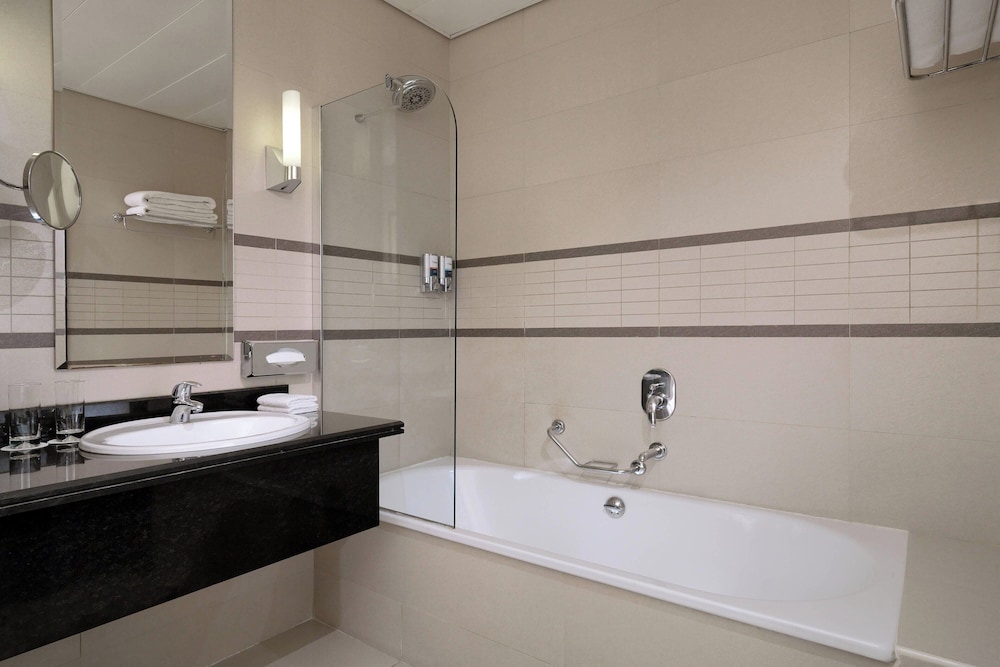 Executive Suite, 1 Bedroom - Photo 2