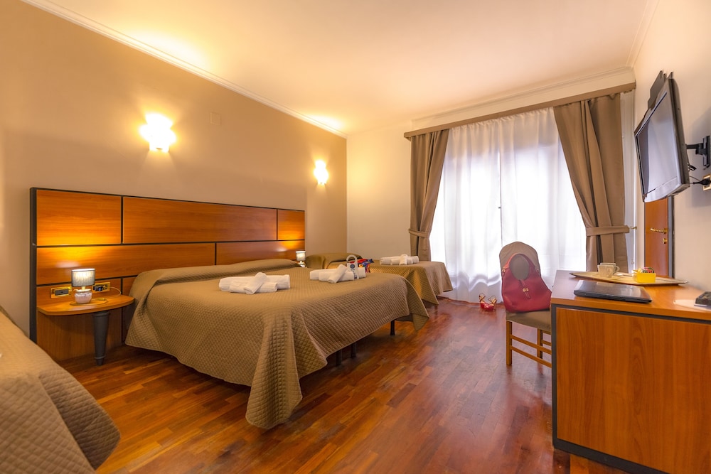 Basic Double or Twin Room - Photo 2