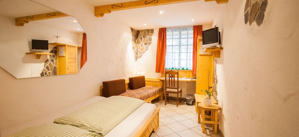 Basic Double Room photo 3