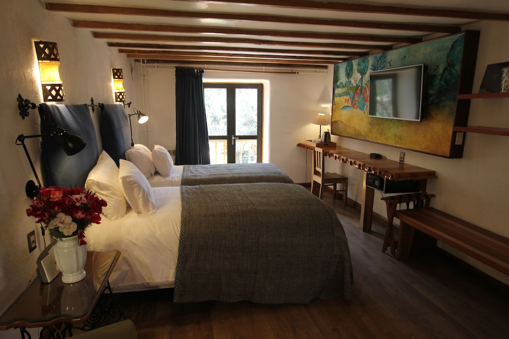 Deluxe Suite, 1 King Bed, Bathtub, Garden View photo 1