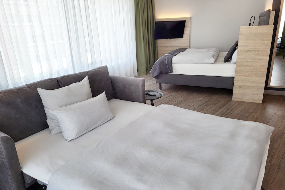 Premium Room, 1 Queen Bed with Sofa bed, Kitchenette (Family Room) - Photo 4