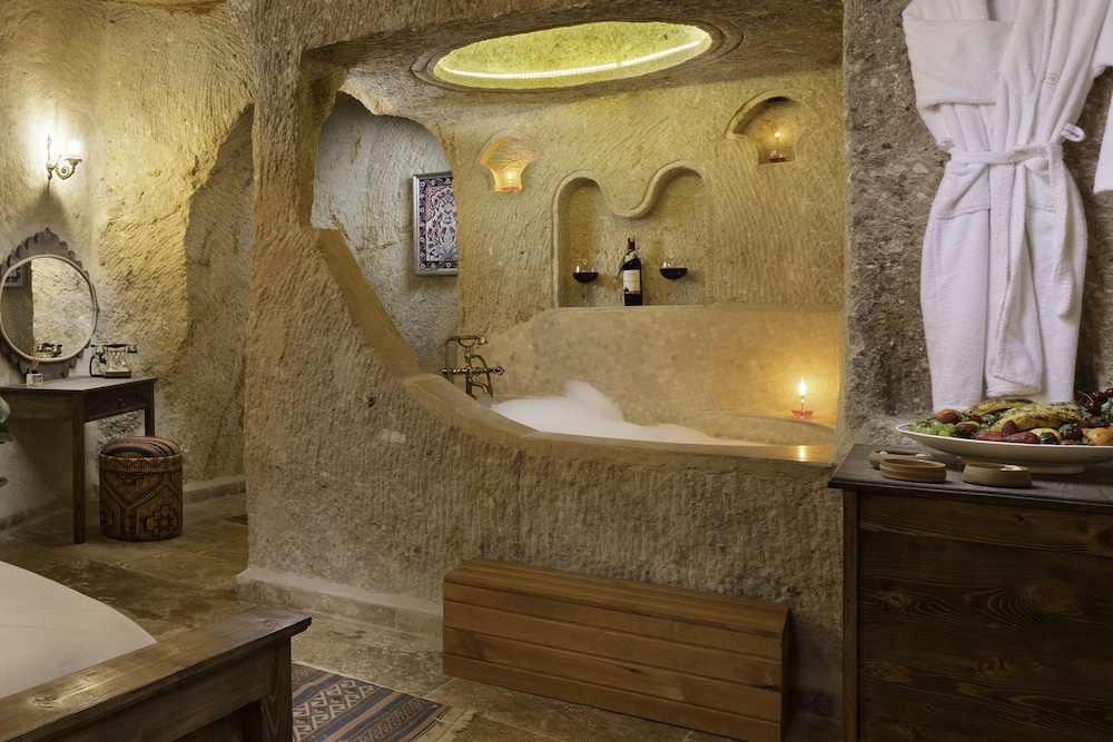 Superior Suite - Photo 13