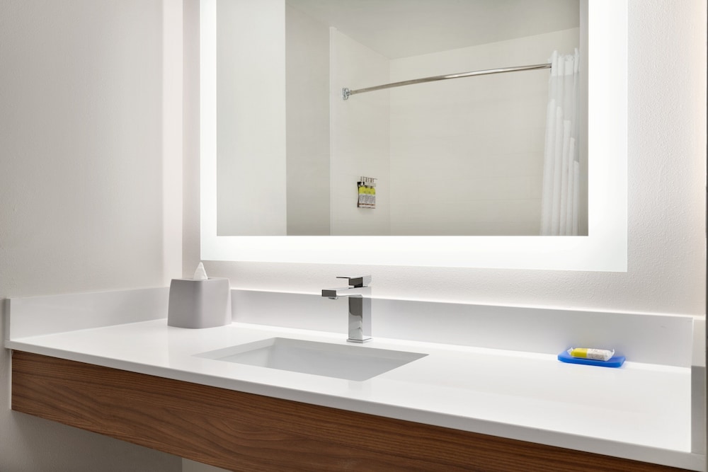 Standard Room, 1 King Bed, Accessible - Photo 14