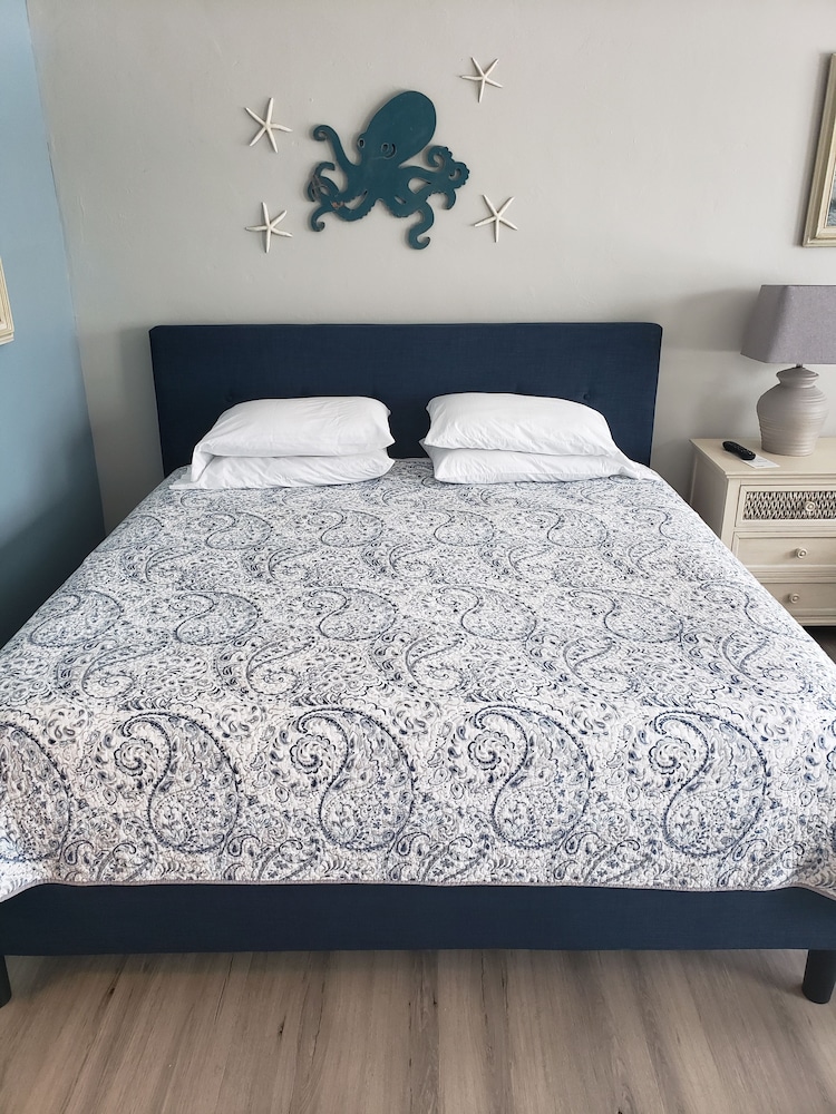 Deluxe Studio Suite, 1 King Bed, Accessible photo 2