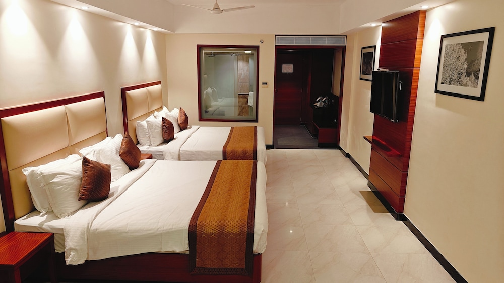 Luxury Suite - Photo 11