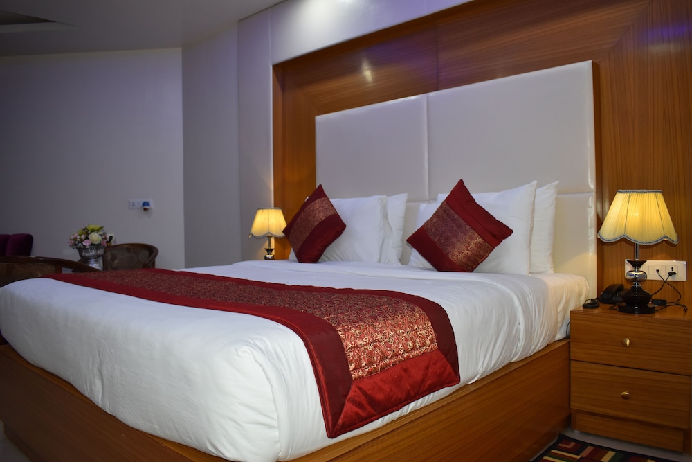 Suite, 1 King Bed photo 2