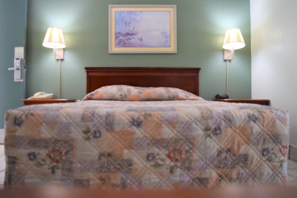 Standard Room, 1 Queen Bed, Smoking - Photo 2
