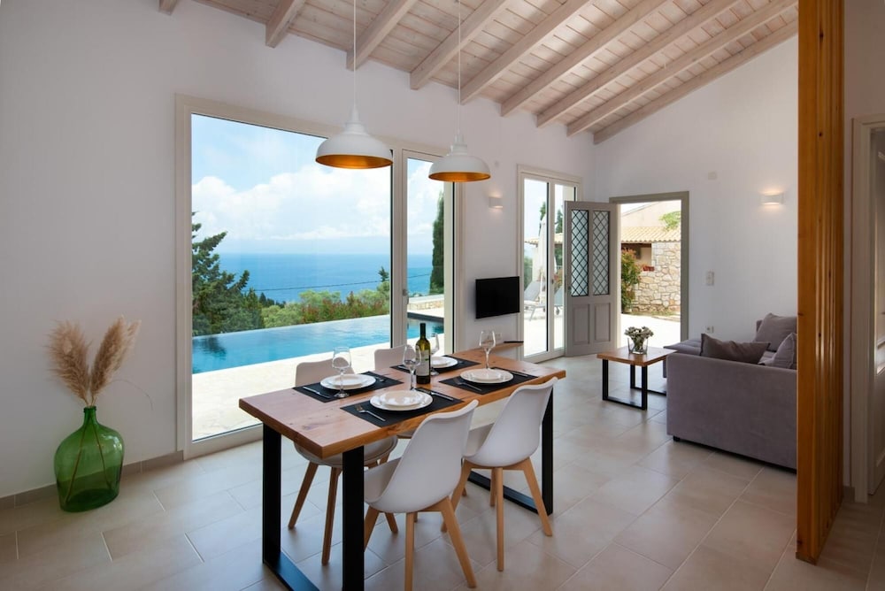 Villa, Smoking photo 1