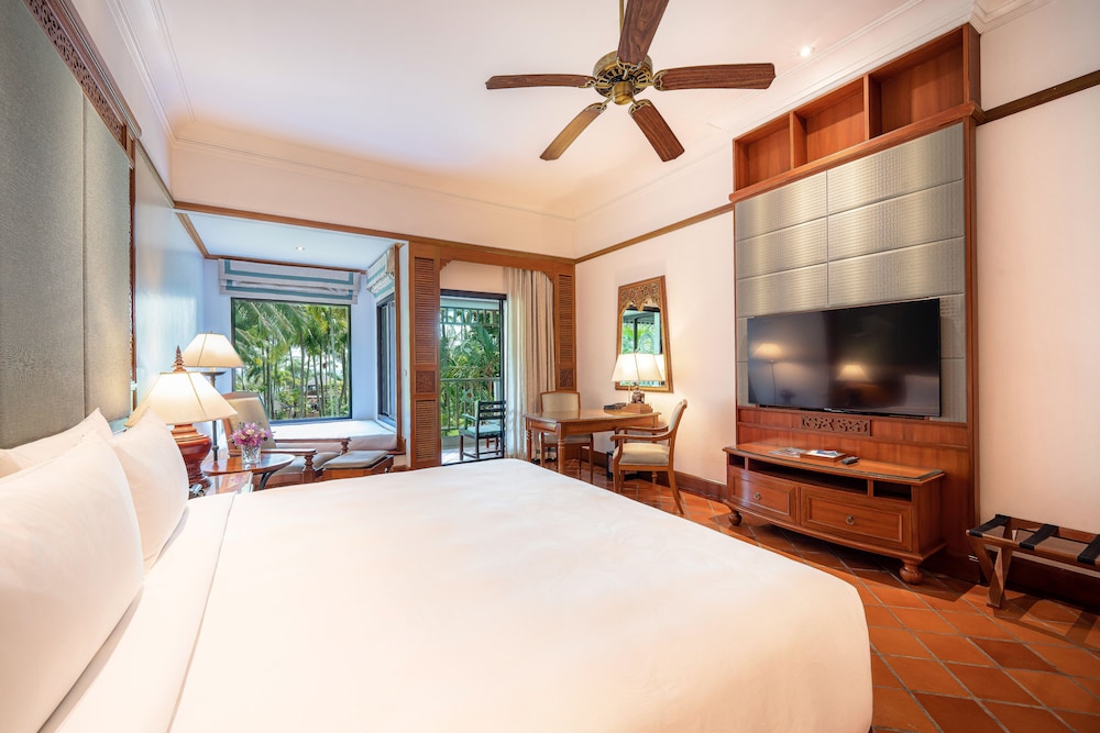 Family Room, 1 King Bed, Garden View (Balcony) - Photo 5