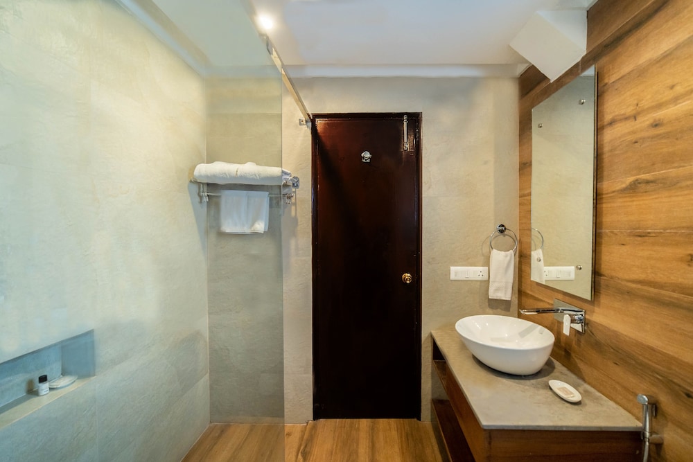Two Bedroom Cottage with Private Garden - Photo 4