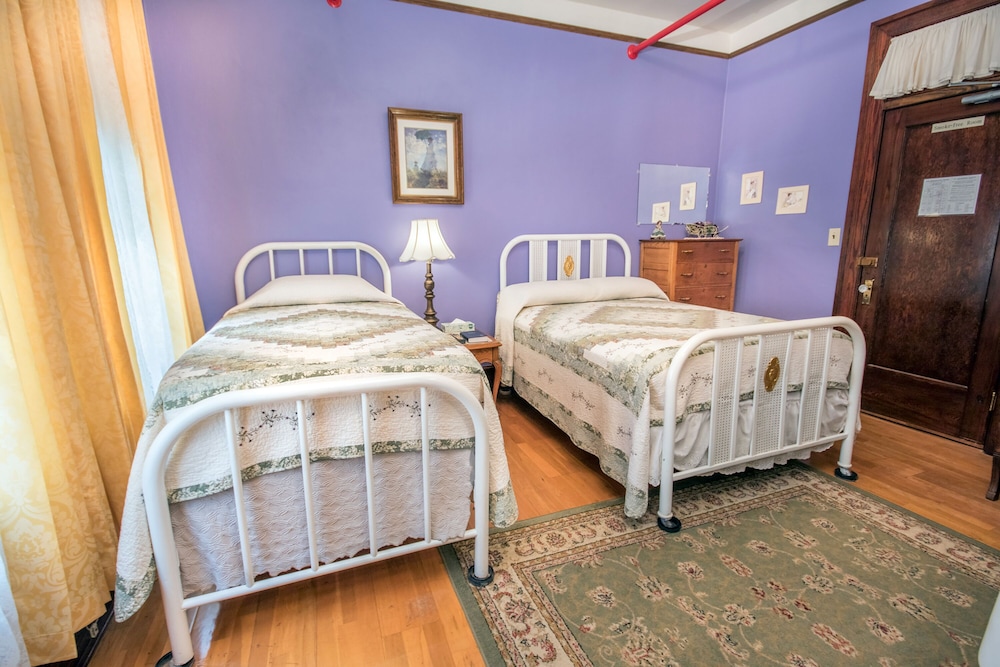 Basic Family Room, (Family Two Bedroom Suite) photo 3
