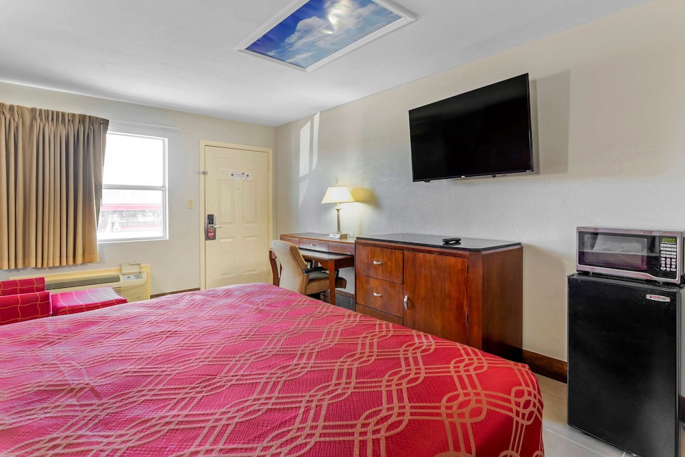 Standard Room, 1 King Bed, Non Smoking - Photo 20