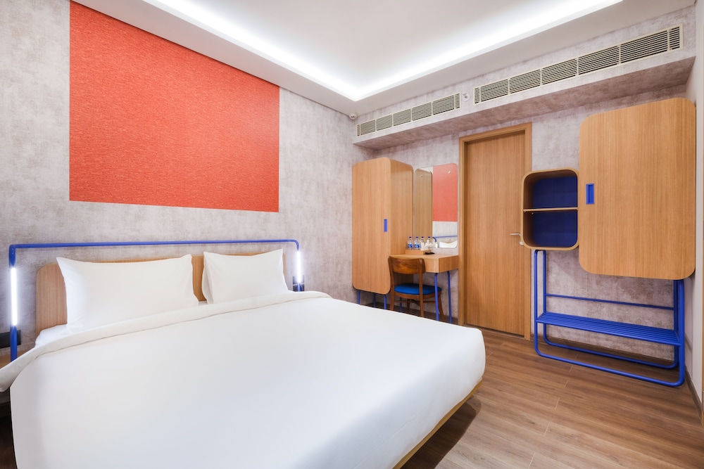 Suite, 1 Queen Bed, City View - Photo 8