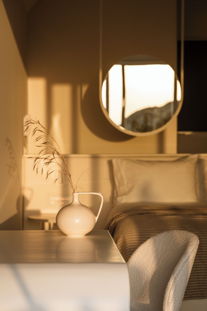 Signature Suite, Jetted Tub, Sea View - Photo 2