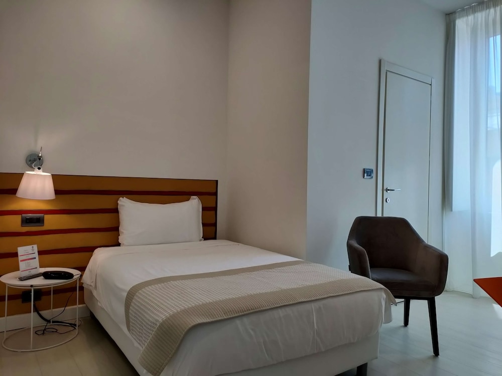 Standard Room, 1 Double Bed, Non Smoking (Bed Is French Bed) photo 3