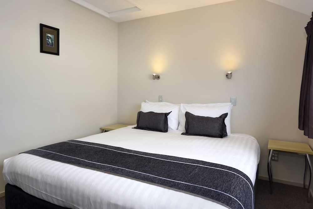 One Bedroom Standard Suite photo 3