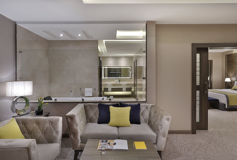 Suite, 1 King Bed, Accessible Bathtub, Smoking photo 3