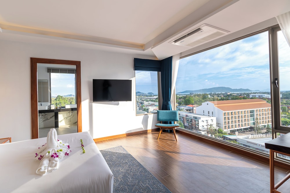 Panorama Executive Suite - Photo 17