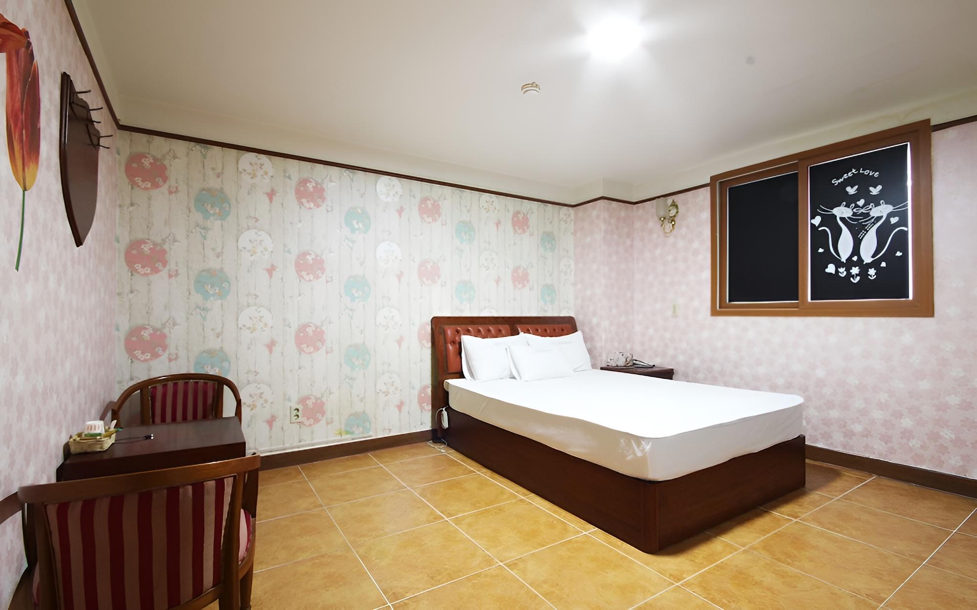 Room (Standard Room) - Photo 5