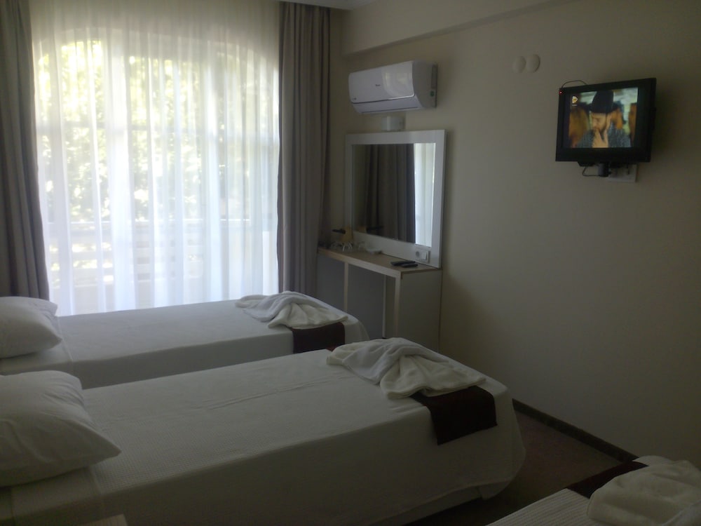 Standard Vierbettzimmer mit Balkon