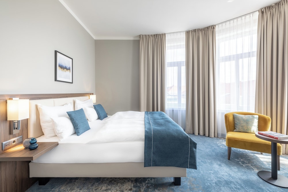 Premium Room, 1 Queen Bed, Accessible - Photo 1