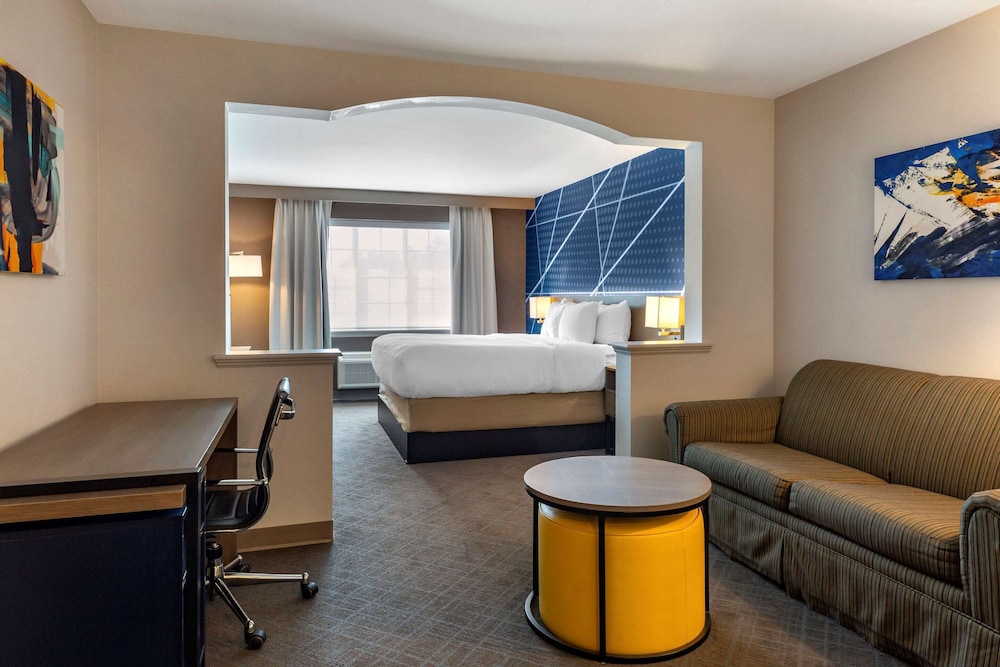 Suite, 1 King Bed with Sofa bed, Accessible, Non Smoking - Photo 3