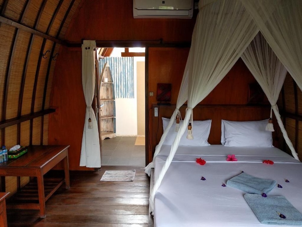 Traditional Double Room (No Hot Water In Showers/Bathroom) photo 3