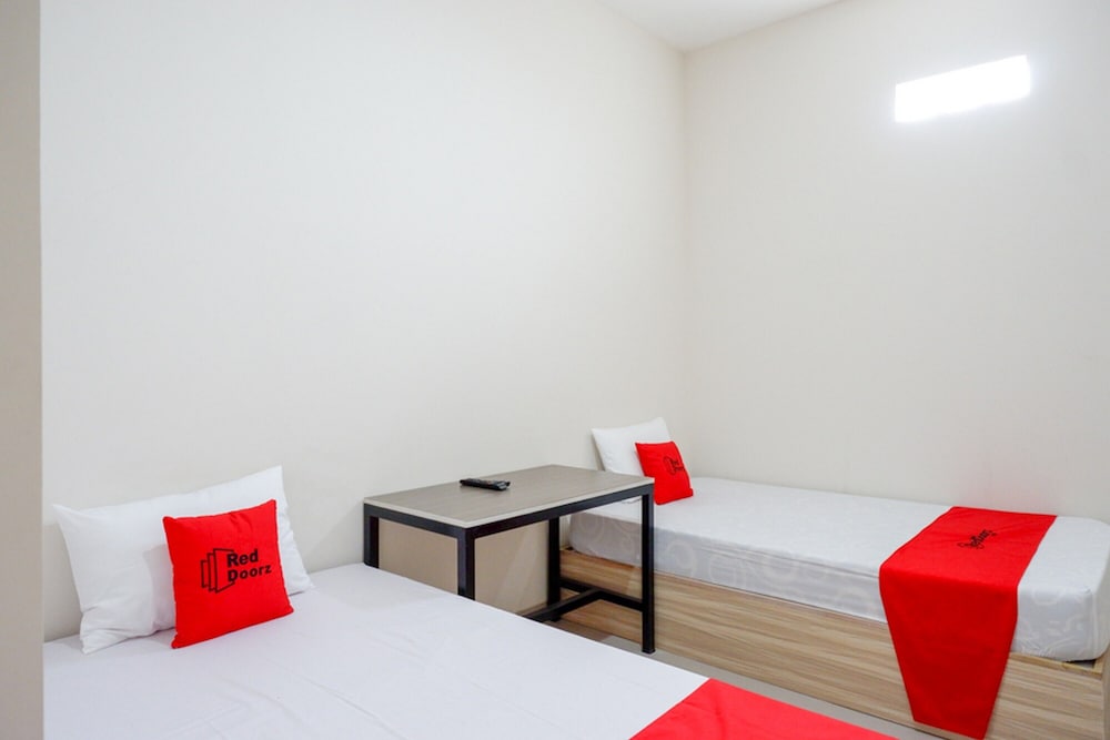 Twin Room (Reddoorz) - Photo 1