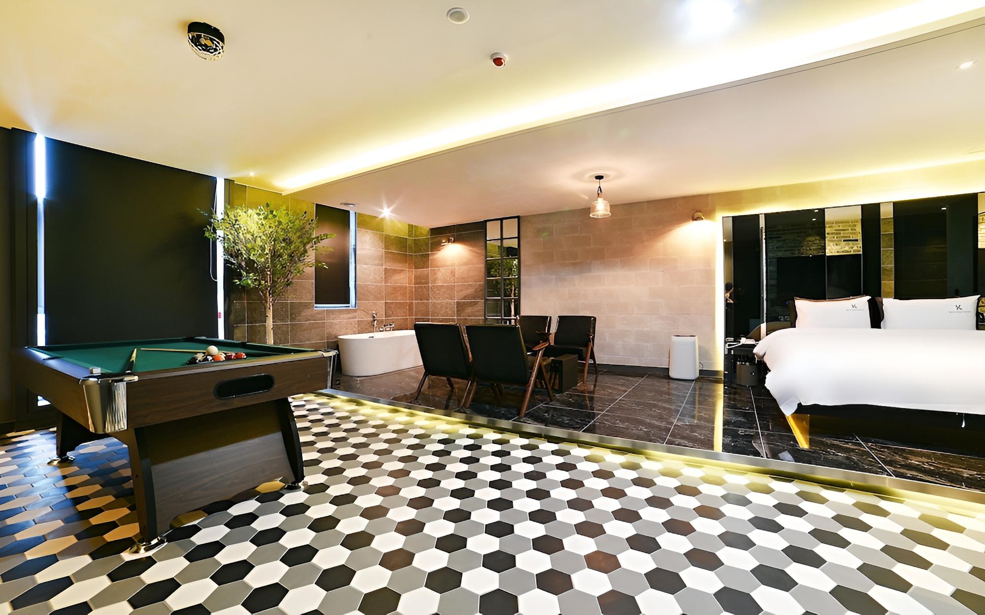 Room (Suite (Party billiard room styler equ) - Photo 3