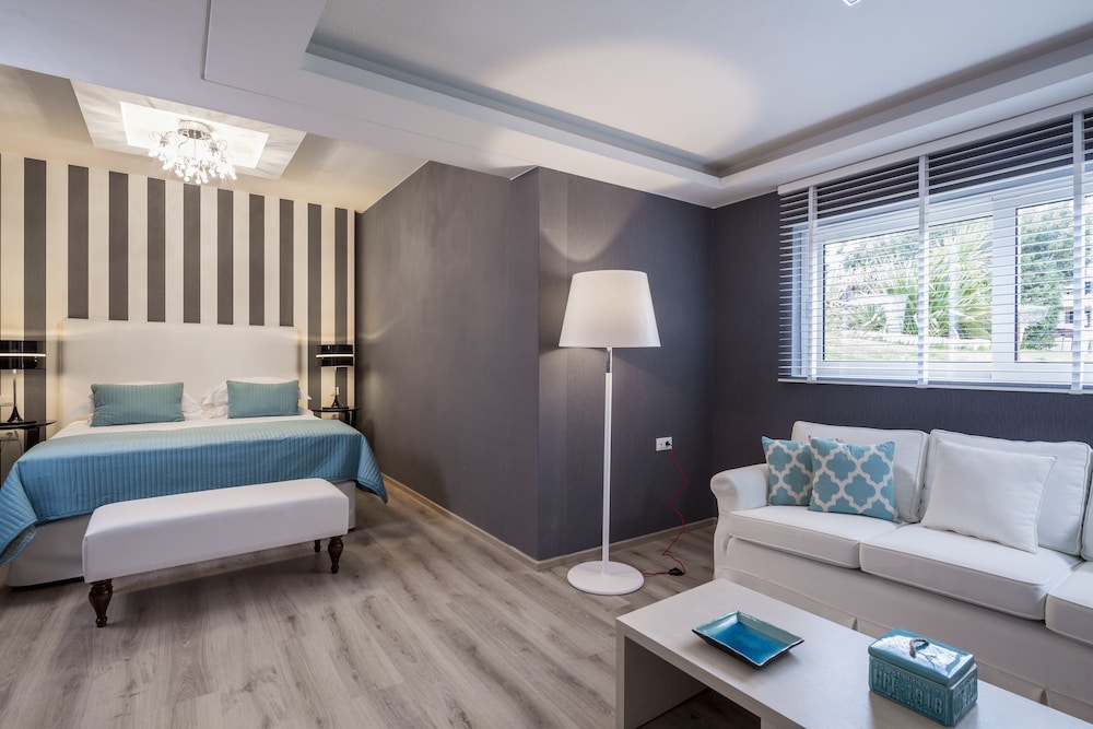 Elounda Seafront Villa - Photo 1