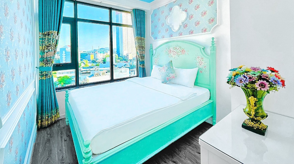 Design Apartment, 2 Bedrooms, Partial Ocean View, Beachfront