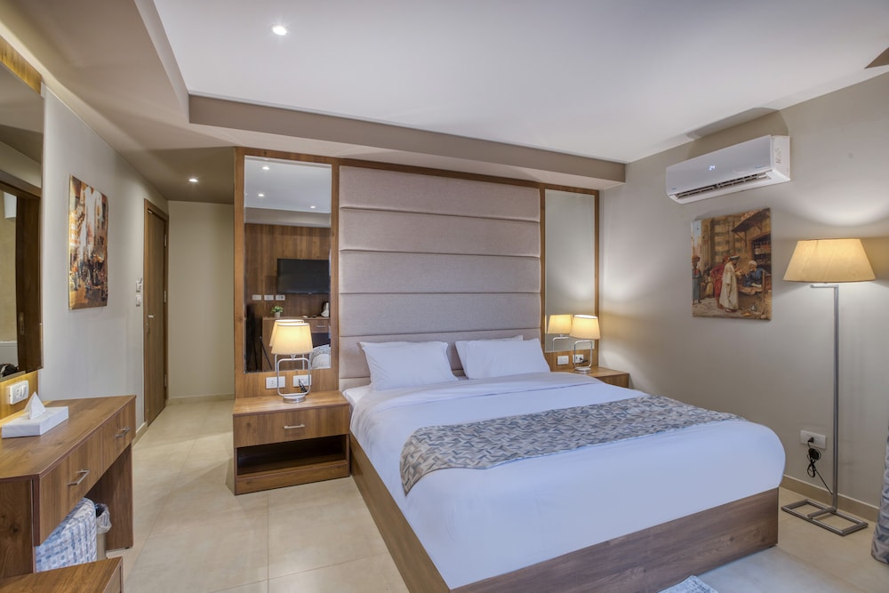 Double Room with Pyramids View
