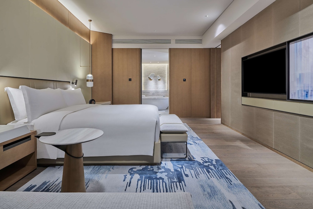 Deluxe Suite, 1 King Bed - Photo 2