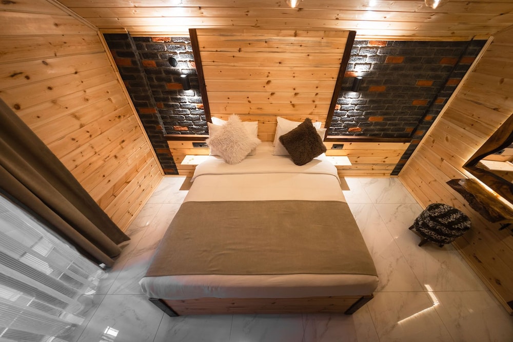 Deluxe Room, Fireplace, Mountain View photo 1