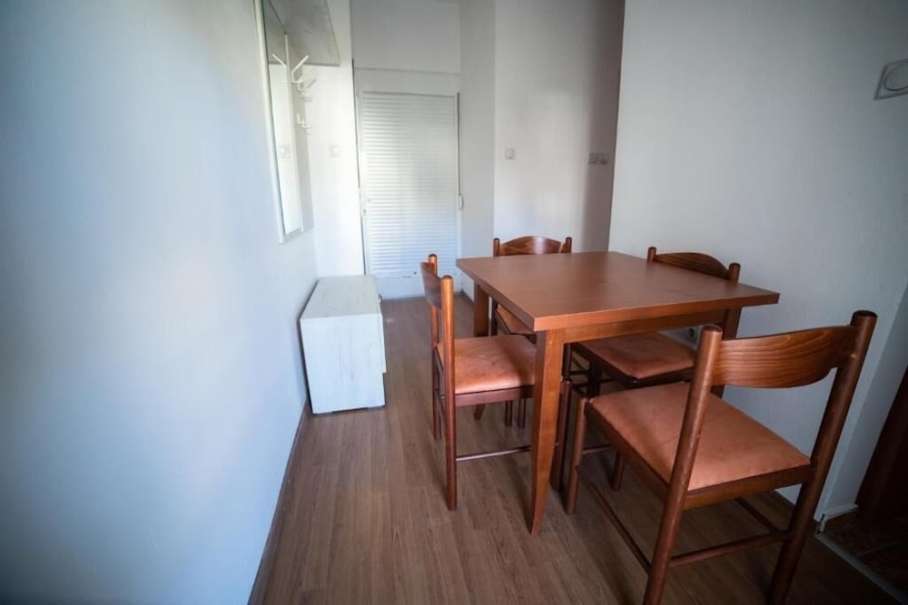 Basic Apartment - Photo 9