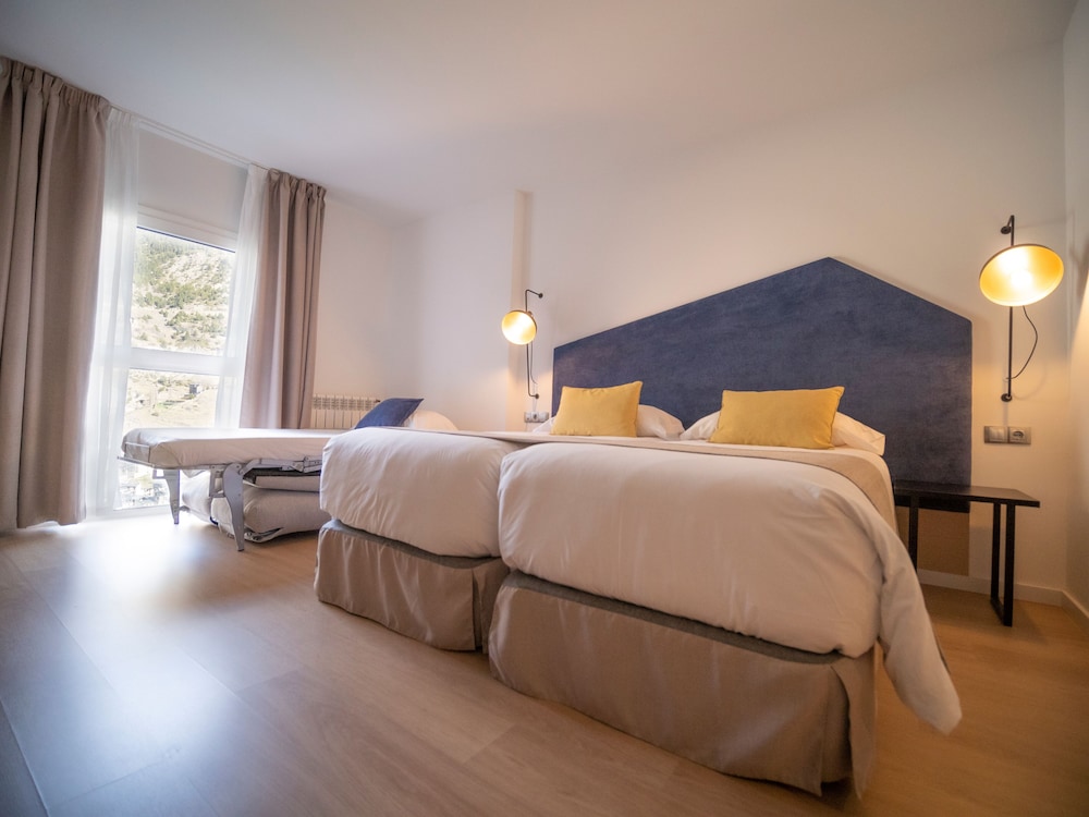Quadruple Room (3 Adults + 1 Child) photo 1