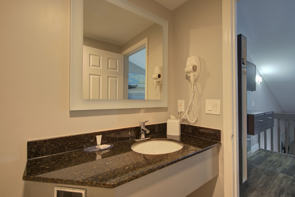 Suite, 1 King Bed - Photo 13