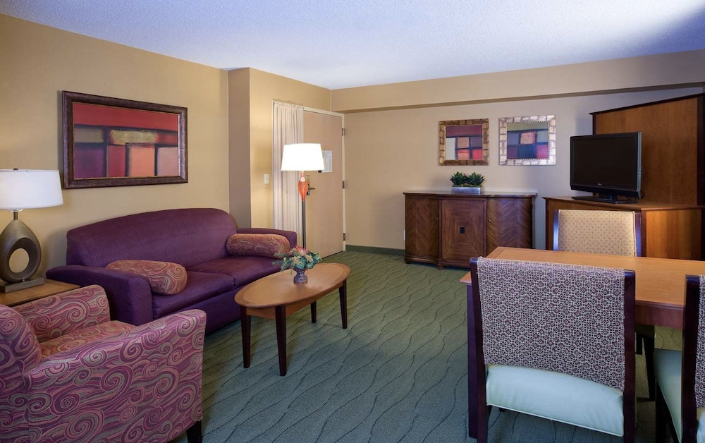 Room, 1 King Bed, Corner photo 3