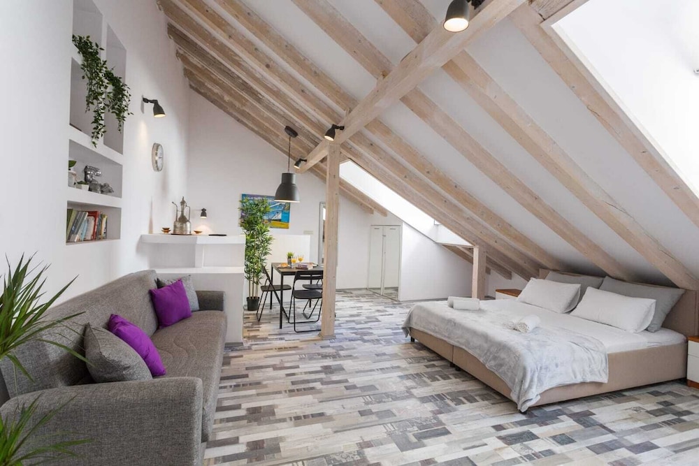 Attic Studio top floor above bar (Address: Prijeko 15A)
