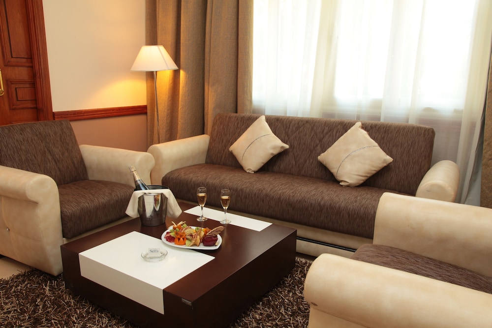 Suite, Pool View - Photo 4