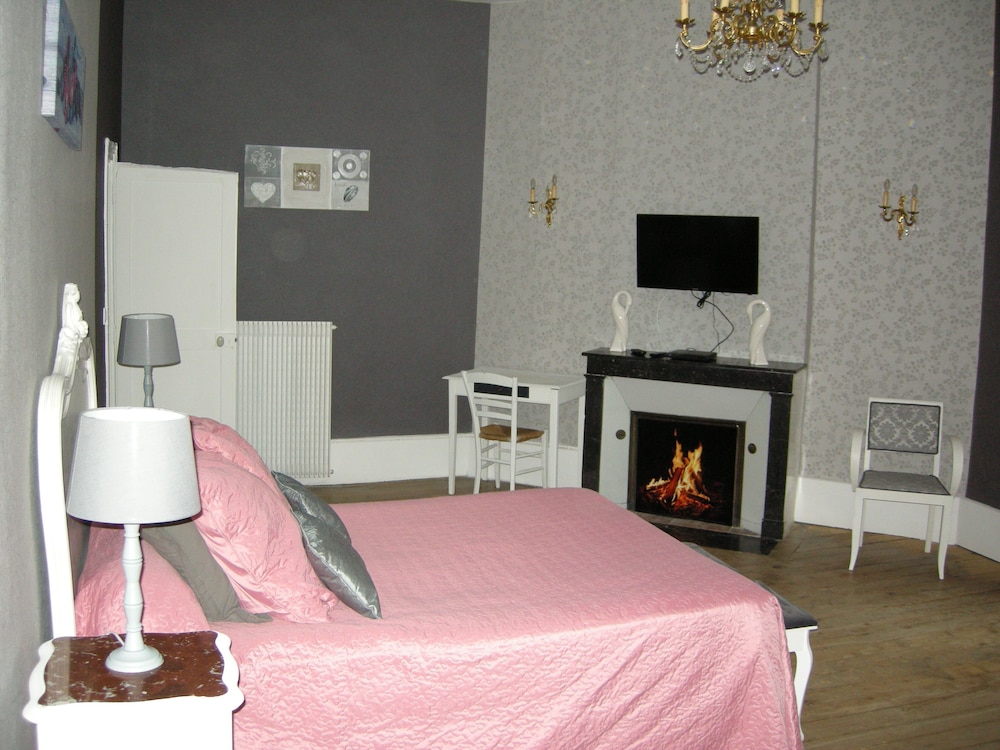 Basic Room, 1 Queen Bed (Chatelaine)