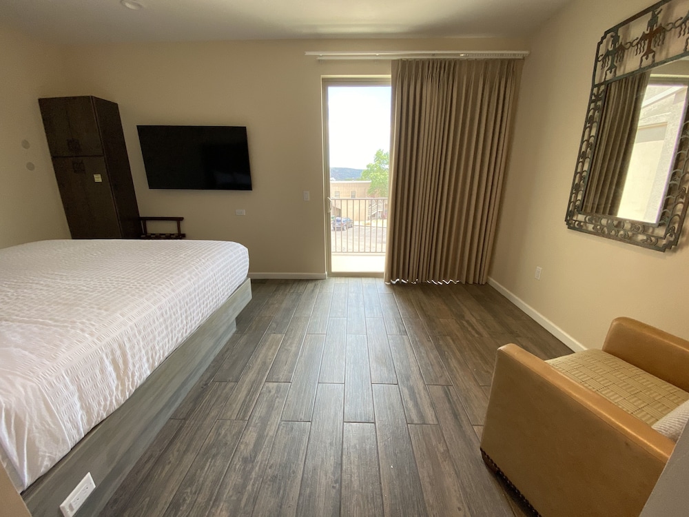 Comfort Suite, 1 King Bed, Fireplace, Valley View photo 2