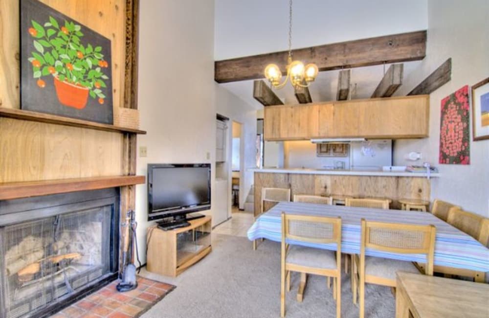 Condo, 3 Bedrooms, 2 Bathrooms photo 3