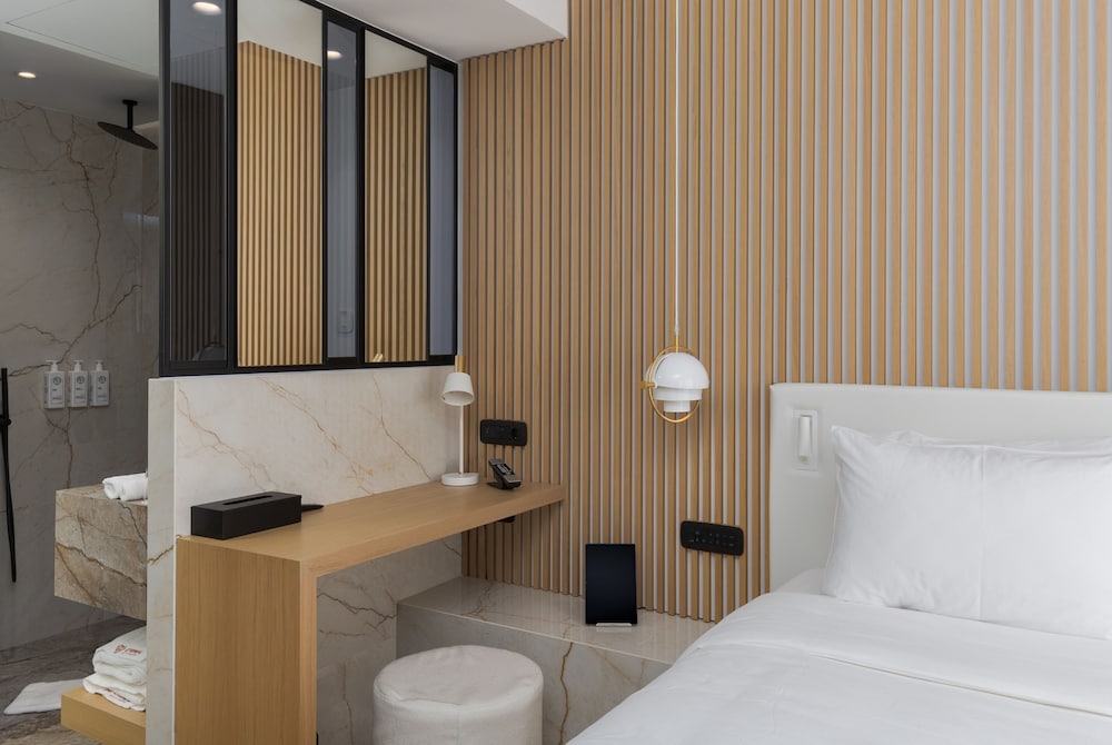 Deluxe Double Room Pool Front