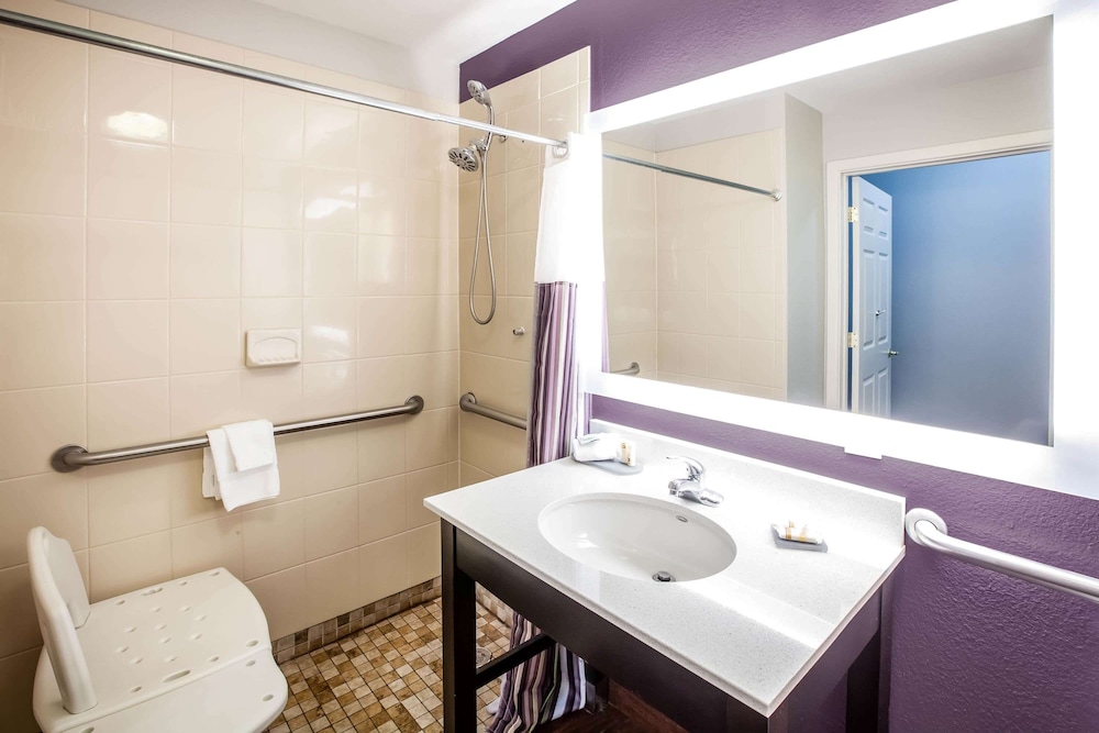 Room, 1 King Bed, Accessible, Non Smoking ( Mobility/hearing, Tub W/ Grab Bars) - Photo 3