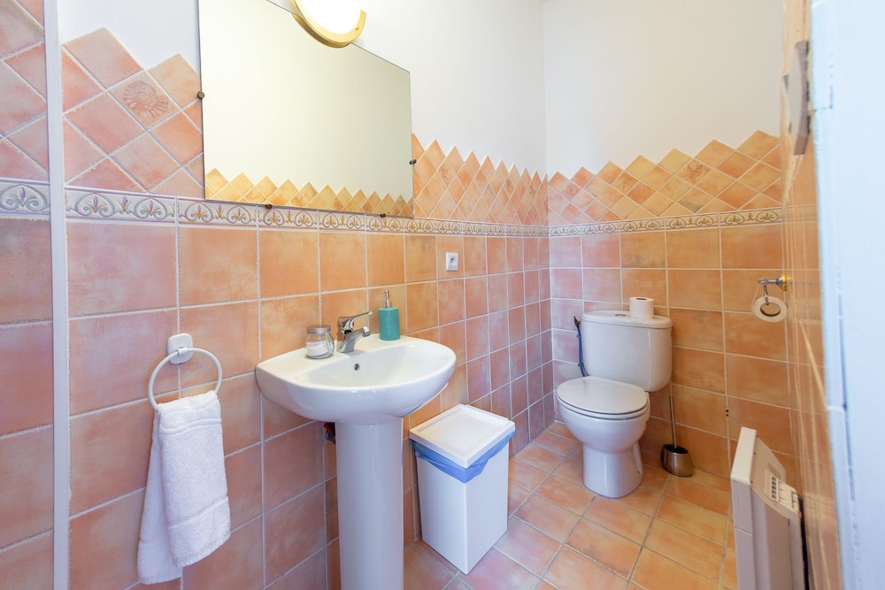 Economy Double Room, 1 Double Bed, Non Smoking, Private Bathroom - Photo 2