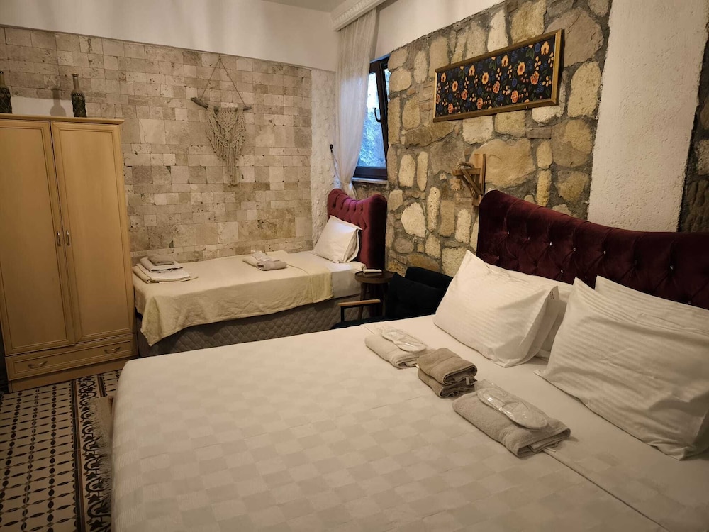 Economy Triple Room photo 1