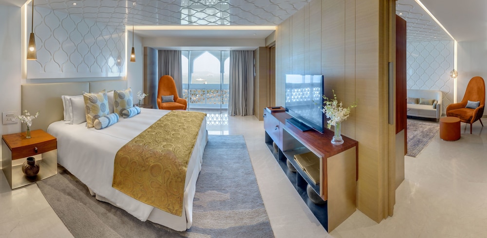 Suite, 1 King Bed, Sea View - Photo 1