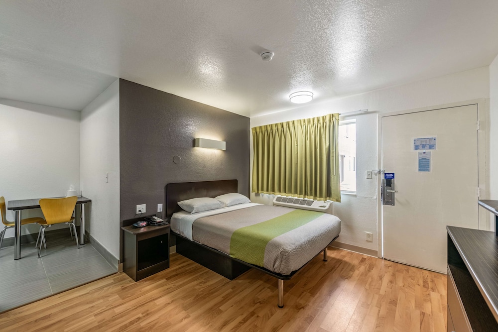 Deluxe Room, 1 Queen Bed, Smoking, Kitchenette photo 2